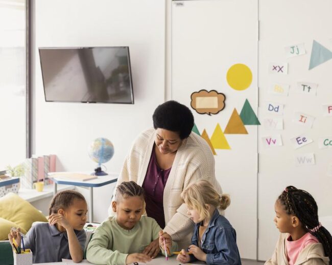 children-drawing-together-classroom